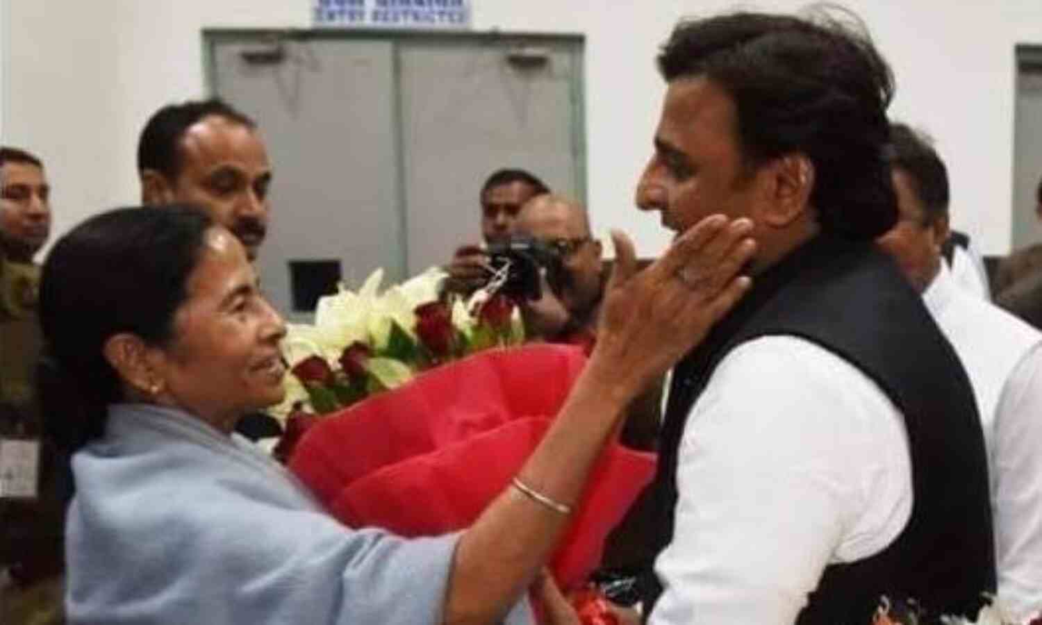 सपा मुखिया अखिलेश यादव ने दी ममता बनर्जी को बधाई