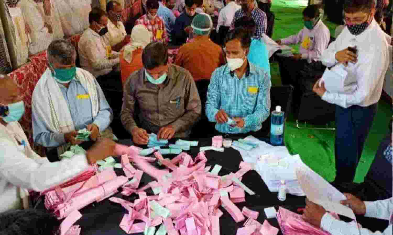 मिर्जापुर एवं प्रयागराज में टॉस कर विजयी घोषित हुए प्रत्याशी