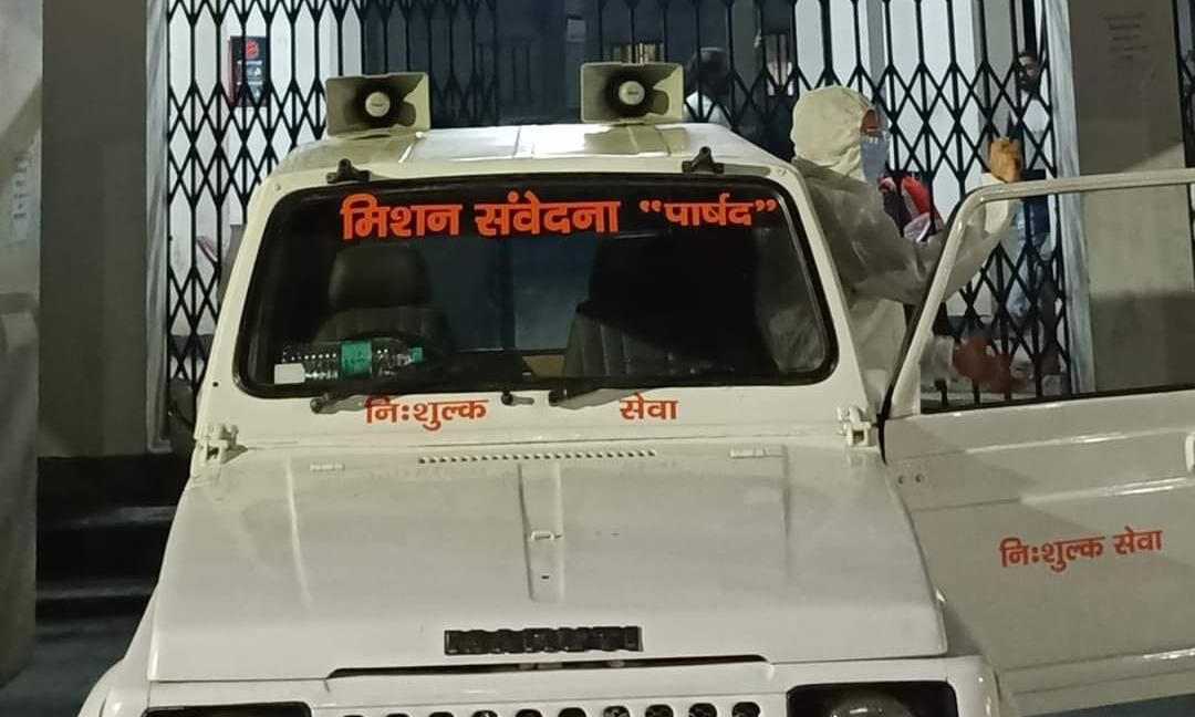 लखनऊ: कोरोना को हराने के बाद श्मशान घाट पर शव पहुंचा रहे पूर्व पार्षद रणजीत सिंह