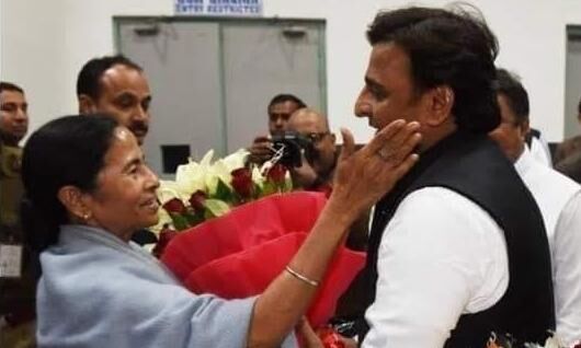 सपा मुखिया अखिलेश यादव ने दी ममता बनर्जी को बधाई