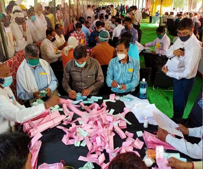 मिर्जापुर एवं प्रयागराज में टॉस कर विजयी घोषित हुए प्रत्याशी