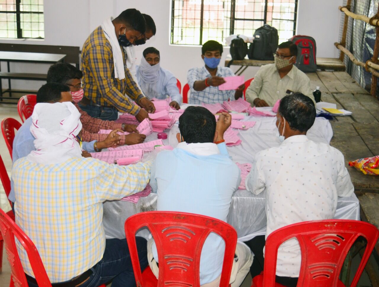 सीतापुर: दूसरे दिन भी मतगणना रही जारी, देर रात तक खिलते और मुरझाते रहे चेहरे