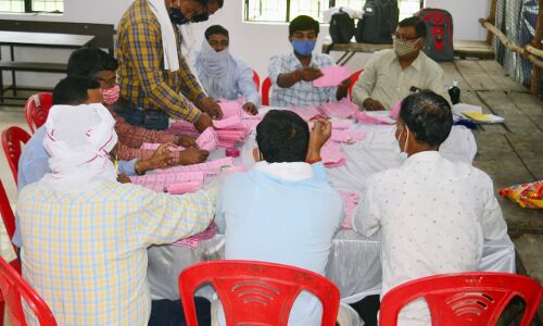 सीतापुर: दूसरे दिन भी मतगणना रही जारी, देर रात तक खिलते और मुरझाते रहे चेहरे