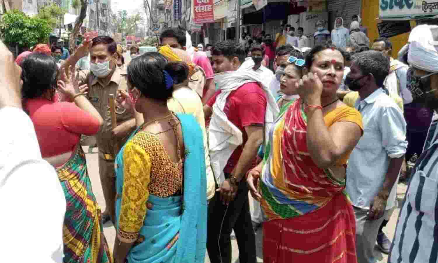 बलिया : लॉकडाउन का पालन करा थी पुलिस, किन्नरों का टेम्पो रोकने पर हंगामा