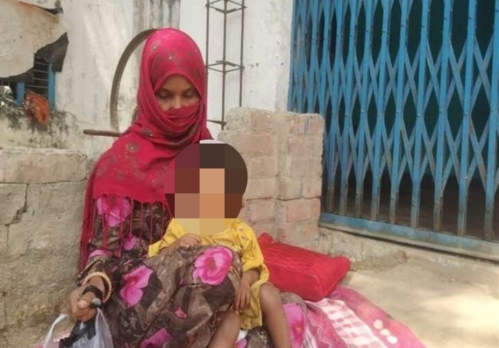 जौनपुर: प्रेमी की चौखट पर प्रेमिका का अनशन, बोली- मर जाऊंगी मगर चौखट नहीं छोड़ूंगी