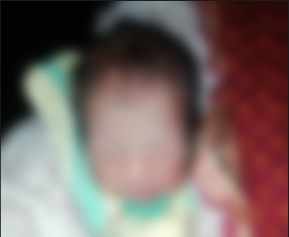 बलिया: लावारिश हालत में मिला नवजात, दम्पत्ति ने दिया जीवनदान