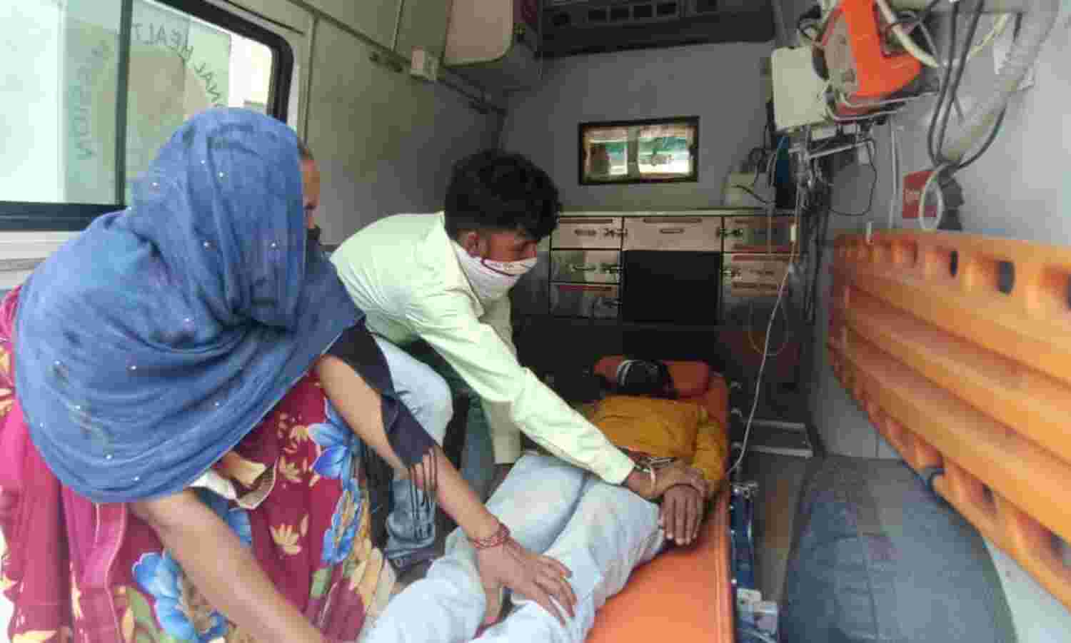लोहिया अस्पताल का कारनामा : 70 मिनट एंबुलेंस में तड़पता रहा मरीज, गिड़गिड़ाती रही मां, डॉक्टर बोले- केजीएमयू लेकर जाएं