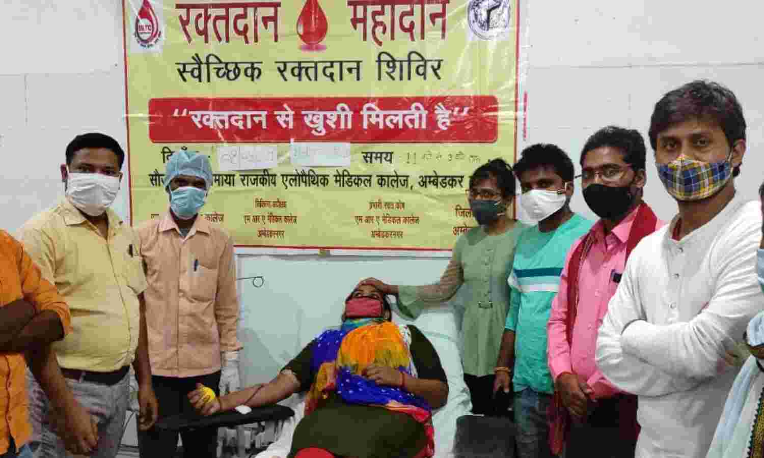 अम्बेडकरनगर: कोरोना काल में रक्तदान कर युवाओं ने पेश की मिसाल