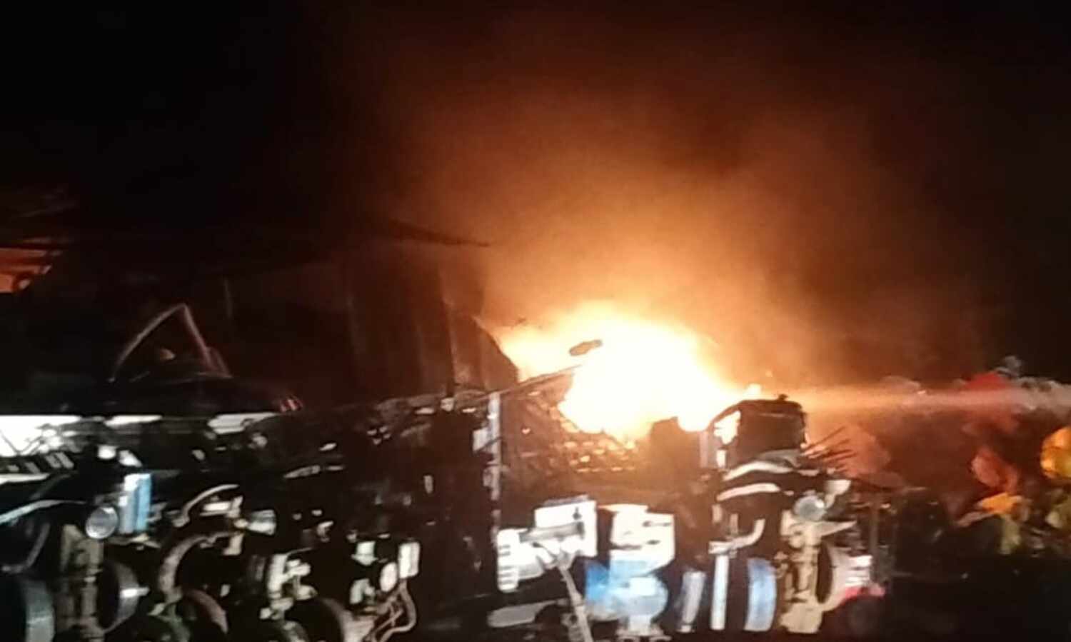 सुल्तानपुर: पूर्वांचल एक्सप्रेस वे बनाने वाली कंपनी के स्टोर रूम में लगी आग