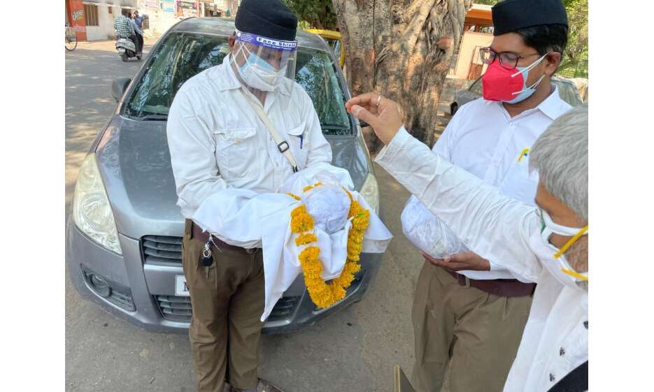 मृत आत्माओं की अस्थियों का स्वयंसेवकों ने सोरो में किया विसर्जन मृत आत्माओं की अस्थियों का स्वयंसेवकों ने सोरो में किया विसर्जन