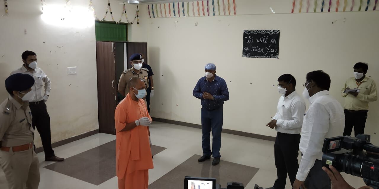 गोरखपुर: सीएम ने कोविड इंटीग्रेटेड कंट्रोल रूम और एल 2 हॉस्पिटल का किया निरीक्षण