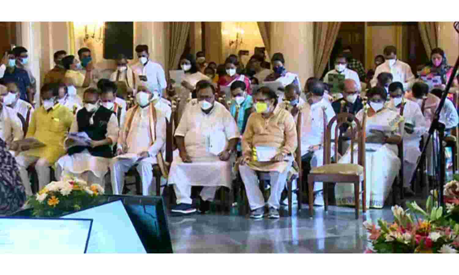 ममता सरकार के 43 मंत्रियों ने ली शपथ, कई नए चेहरे शामिल