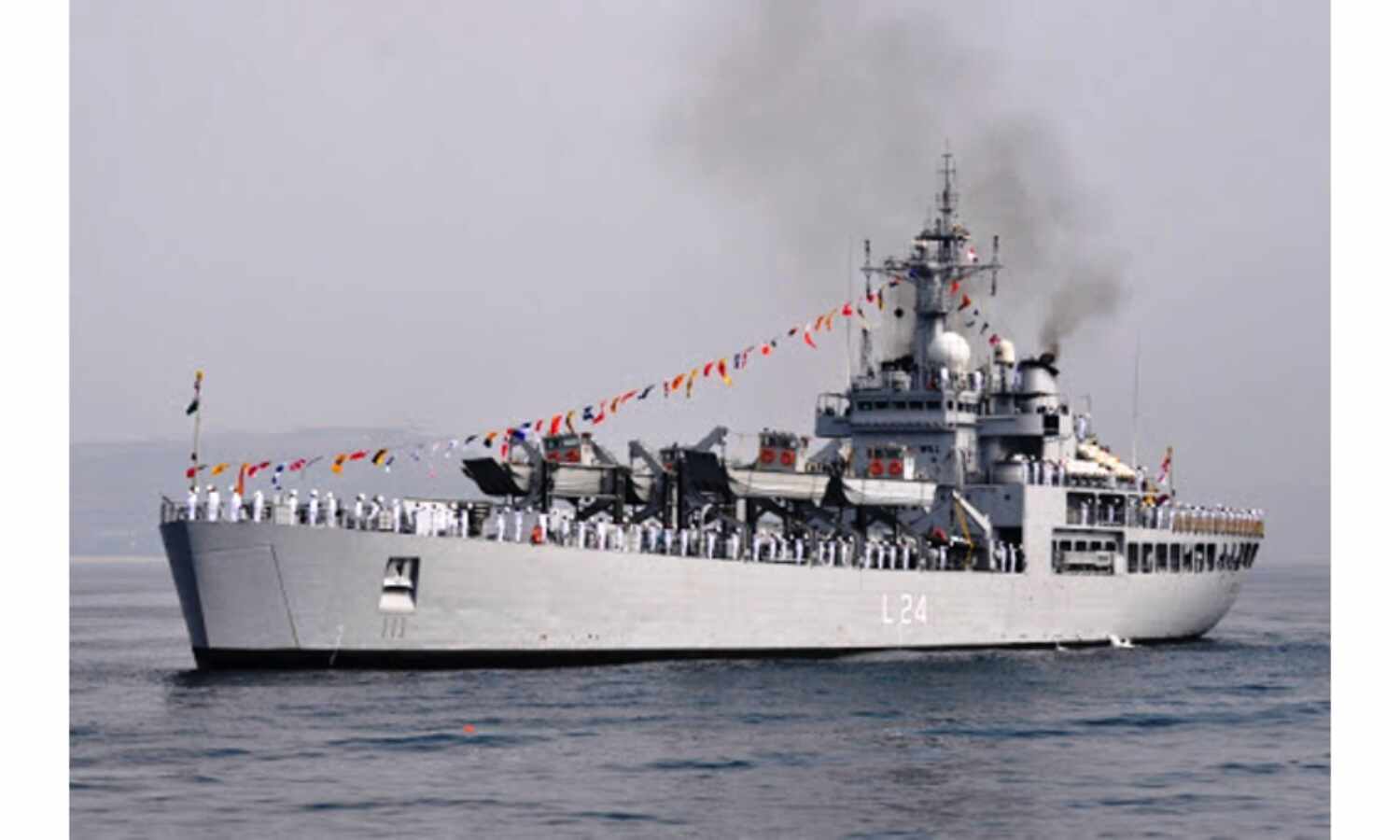 आईएनएस ऐरावत सिंगापुर से चिकित्सा सामग्री लेकर भारत पहुंचा