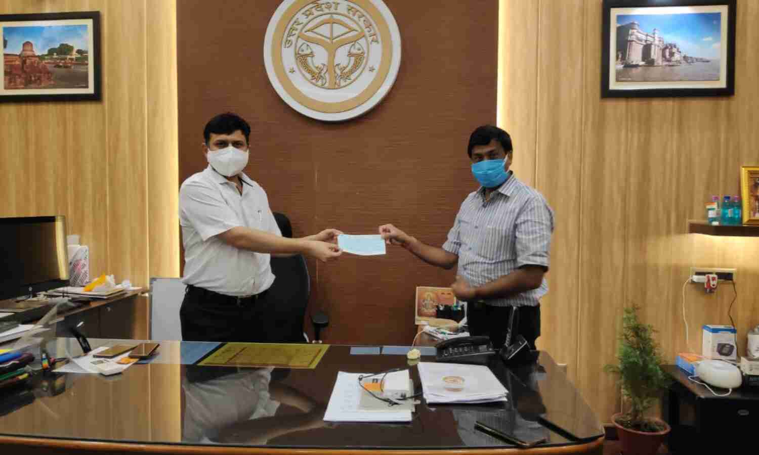 वाराणसी: एनआरआई और डीएम ने कोरोना मरीजों की मदद के लिए बढ़ाया हाथ