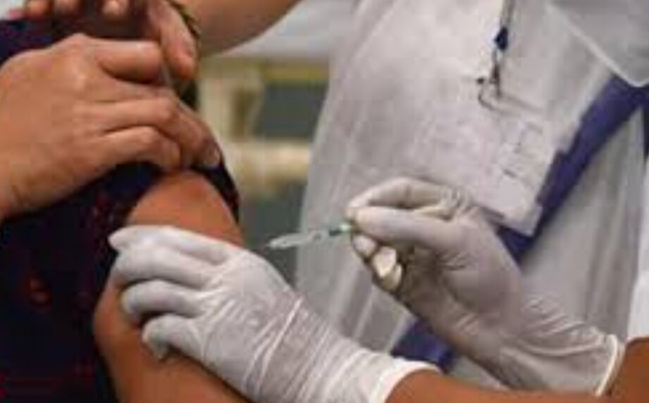 वैक्सिनेशन: 15 मिनट में 15 मई तक का स्लाट फुल, चार हजार लोगों को रोजाना लगेगी वैक्सीन