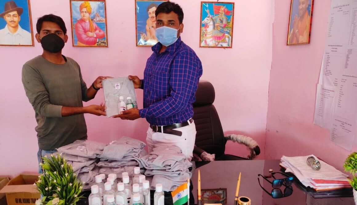 बहराइच: मीटर रीडरों को बांटा गया मास्क सेनेटाइजर व टी-शर्ट