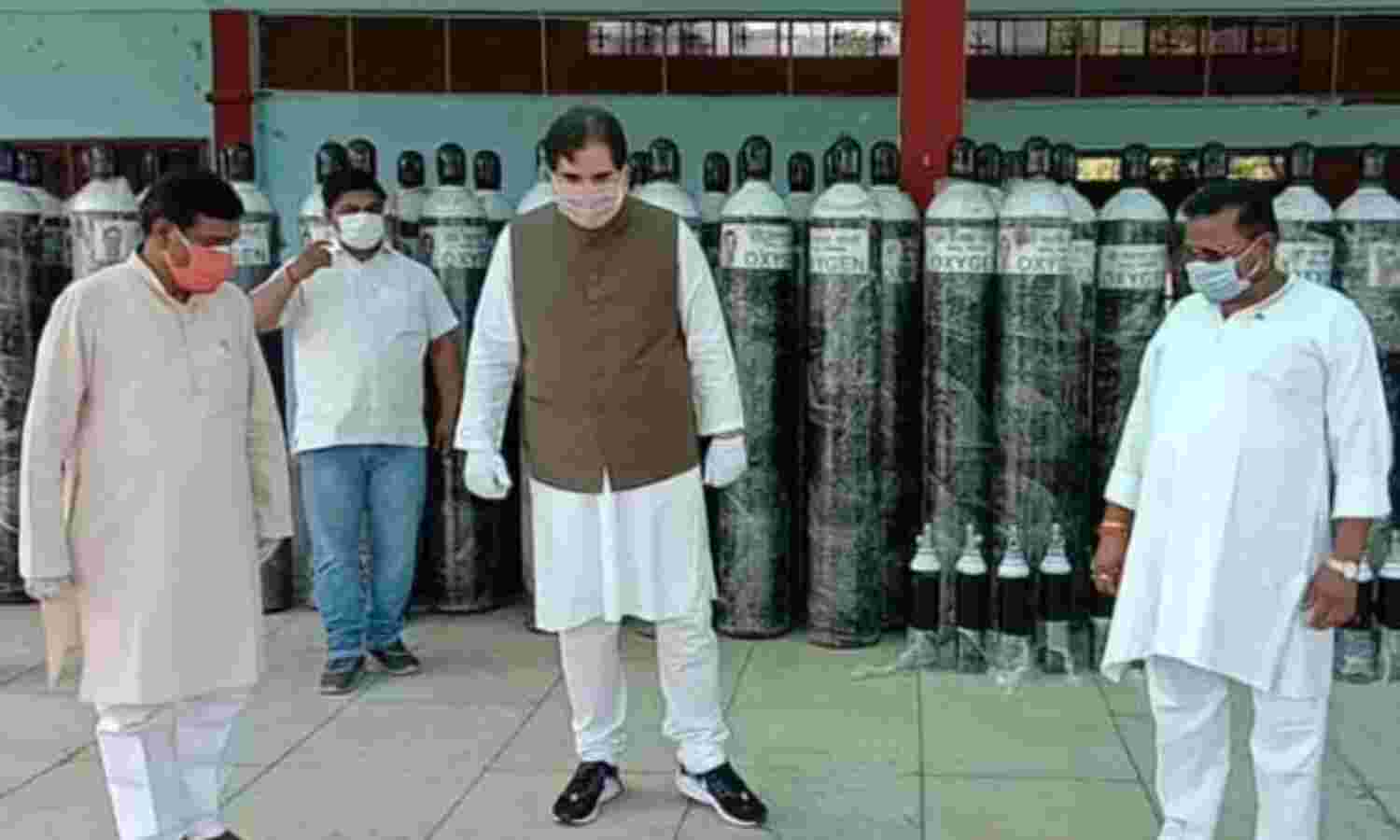 सांसद वरुण गांधी ने निजी खर्चे से पीलीभीत की जनता को सौंपे सौ ऑक्सीजन सिलेंडर