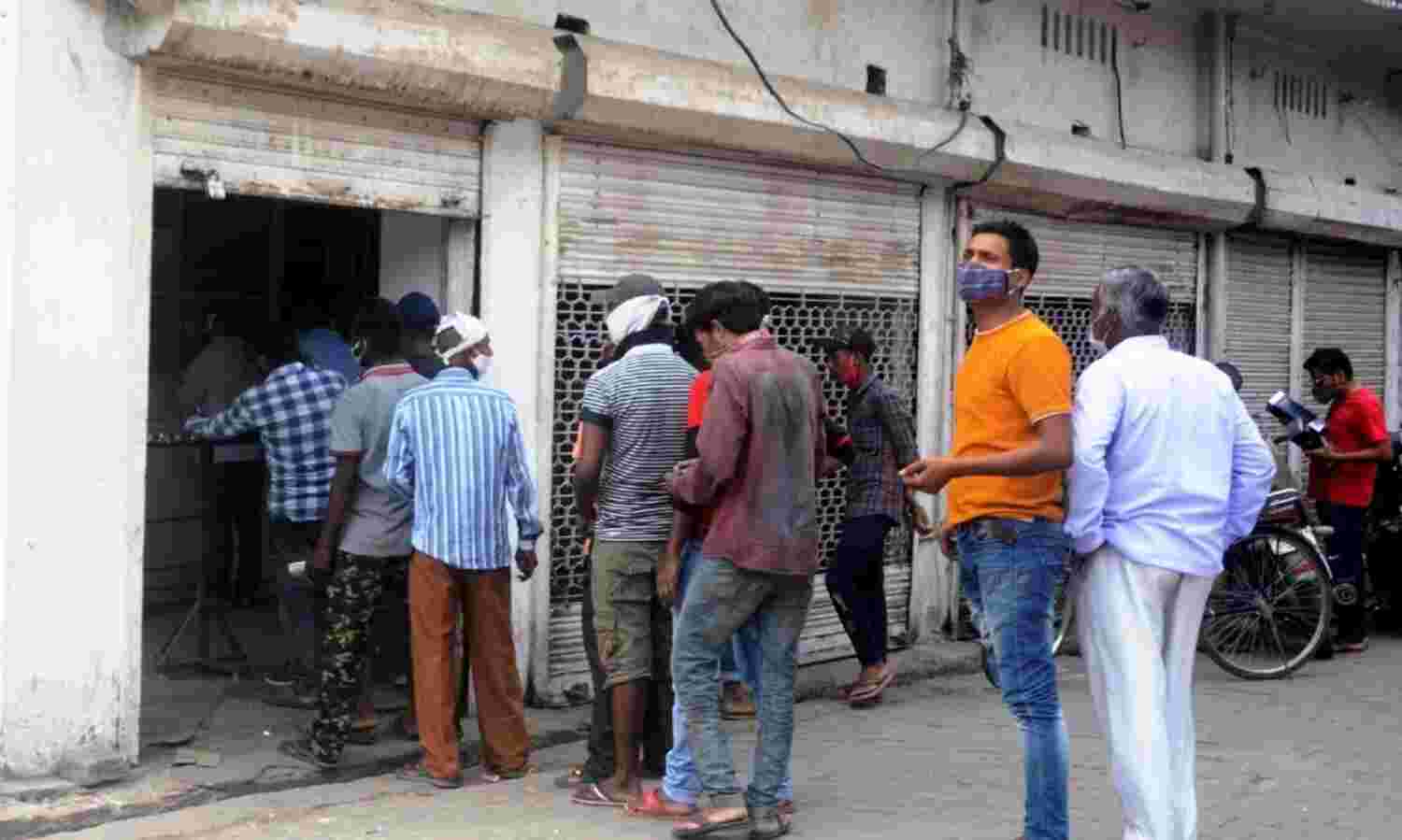 सीतापुर: खुल गए मयखानें, चाहने वालों की लगी कतारें