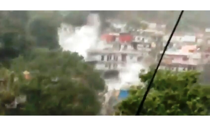 देवप्रयाग में दशरथ पर्वत पर बादल फटने से तबाही, तीनमंजिला आईटीआई भवन जमींदोज