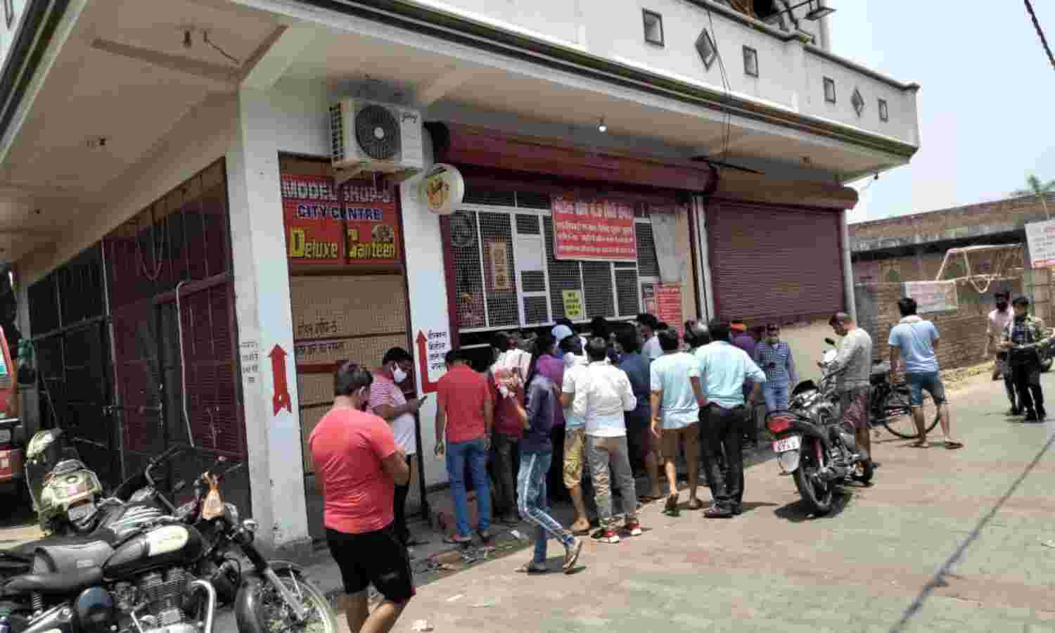 बाराबंकी: शराब के ठेके खुलते ही टूट पड़े शौक़ीन, सोशल डिस्टेंसिंग की उड़ी धज्जियाँ