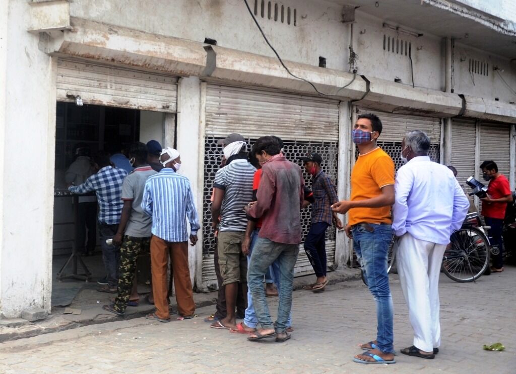 सीतापुर: खुल गए मयखानें, चाहने वालों की लगी कतारें