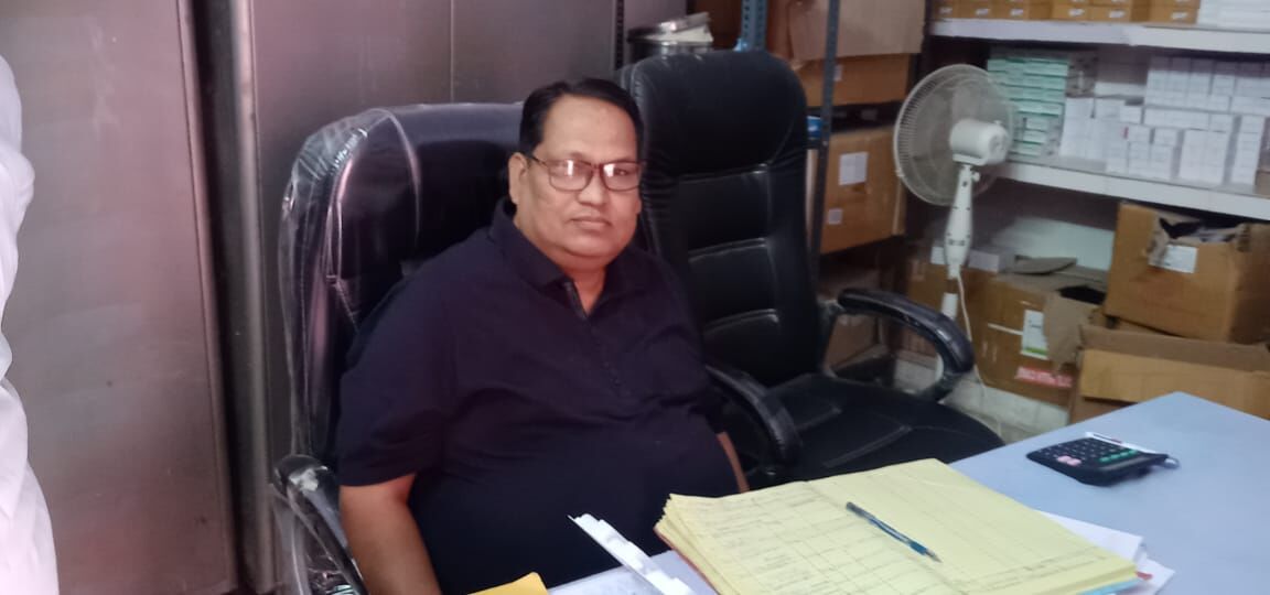 बलिया: पहले कैंसर, फिर कोरोना को हराकर जनता की सेवा में जुटे फार्मासिस्ट निर्भय नारायण शुक्ल बलिया: पहले कैंसर, फिर कोरोना को हराकर जनता की सेवा में जुटे फार्मासिस्ट निर्भय नारायण शुक्ल