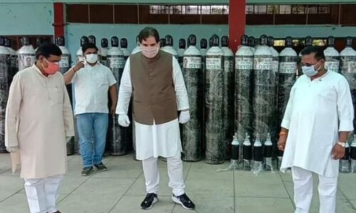 सांसद वरुण गांधी ने निजी खर्चे से पीलीभीत की जनता को सौंपे सौ ऑक्सीजन सिलेंडर