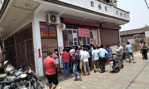 बाराबंकी: शराब के ठेके खुलते ही टूट पड़े शौक़ीन, सोशल डिस्टेंसिंग की उड़ी धज्जियाँ