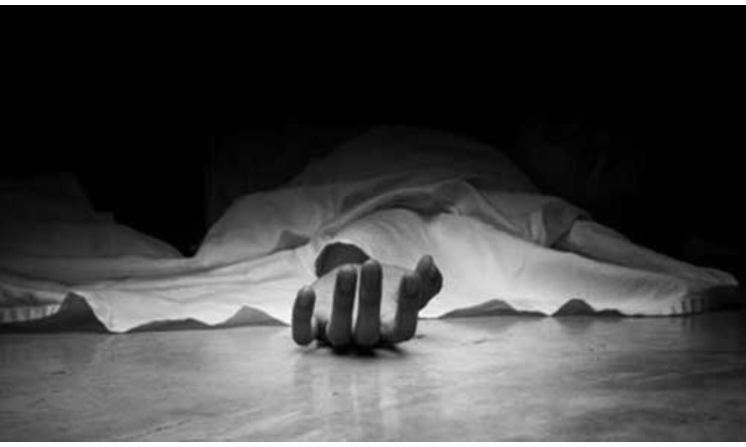 नोएडा के GIP मॉल की चौथी मंजिल से कूदकर महिला ने दी जान