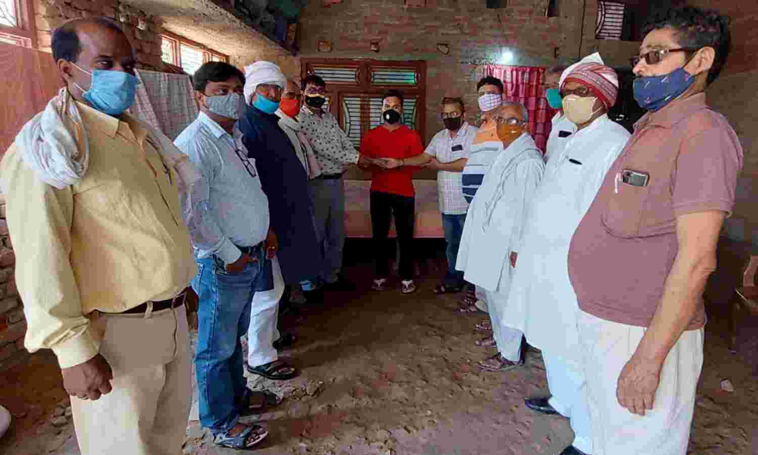 बलिया: दिवंगत दो शिक्षकों के परिजनों को आपदा राहत कोष से मिला एक-एक लाख