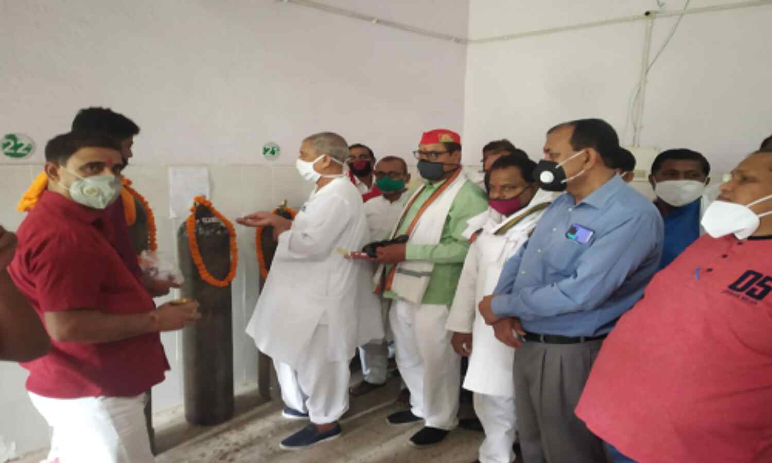 बलिया: कोविड पॉजिटिव सपा नेता ने भेंट किया 4 सिलिंडर व आक्‍सीजन कंसंट्रेटर