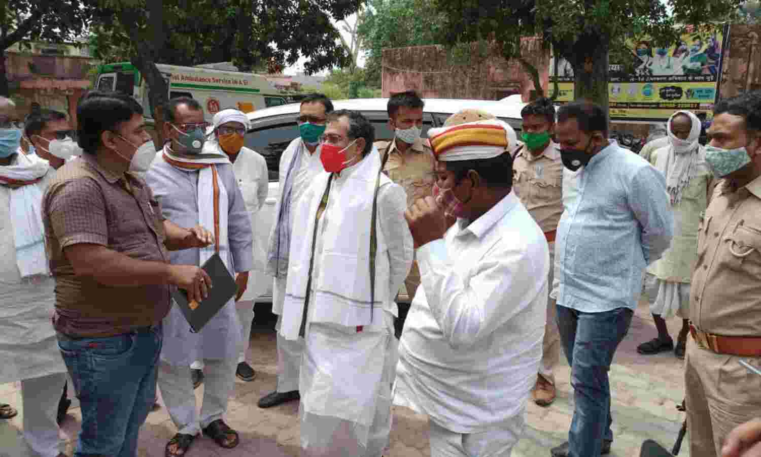 बलिया: नेता प्रतिपक्ष रामगोविंद चौधरी ने देखा अस्पतालों में व्यवस्था का सच