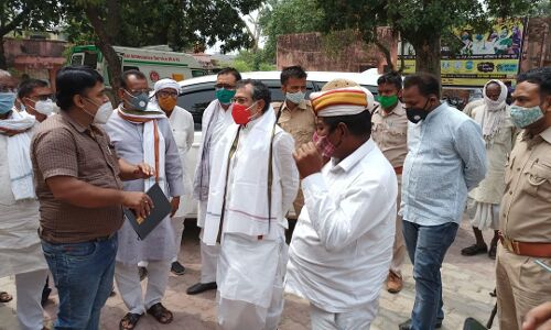 बलिया: नेता प्रतिपक्ष रामगोविंद चौधरी ने देखा अस्पतालों में व्यवस्था का सच बलिया: नेता प्रतिपक्ष रामगोविंद चौधरी ने देखा अस्पतालों में व्यवस्था का सच