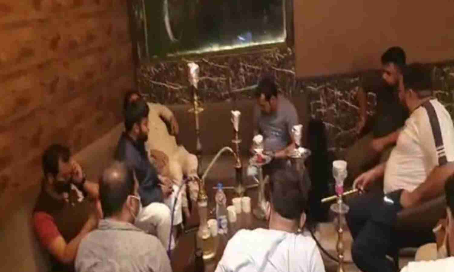 लखनऊ के एंपायर कैफे में चल रही थी हुक्का पार्टी, 16 गिरफ्तार लखनऊ के एंपायर कैफे में चल रही थी हुक्का पार्टी, 16 गिरफ्तार