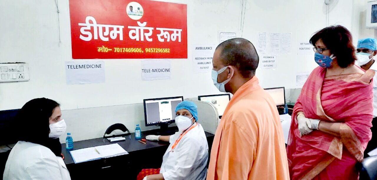 आगरा पहुंचे CM योगी ने कोविड कंट्रोल सेंटर का किया मुआयना