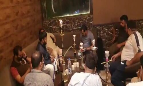 लखनऊ के एंपायर कैफे में चल रही थी हुक्का पार्टी, 16 गिरफ्तार लखनऊ के एंपायर कैफे में चल रही थी हुक्का पार्टी, 16 गिरफ्तार
