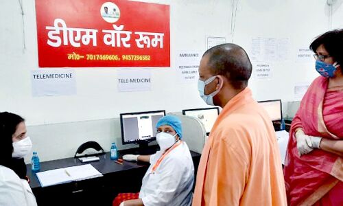 आगरा पहुंचे CM योगी ने कोविड कंट्रोल सेंटर का किया मुआयना