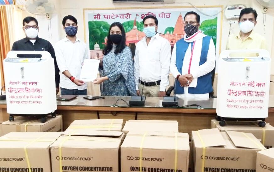 एसएससी ग्रुप के एमडी धीरेंद्र प्रताप सिंह धीरू ने 10 लाख की लागत के 10 ऑक्सीजन कंसंट्रेटर जरूरतमंदों की सेवा में सौंपे