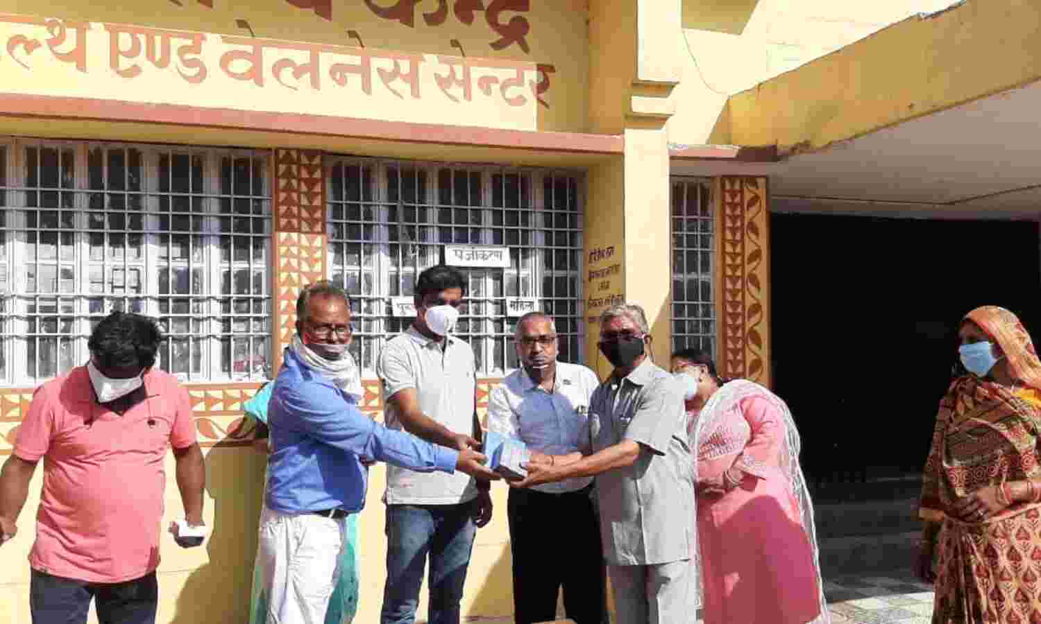 बहराइच: सीमावर्ती क्षेत्र में रेडक्रॉस ने वितरित किया मास्क व सैनिटाइजर