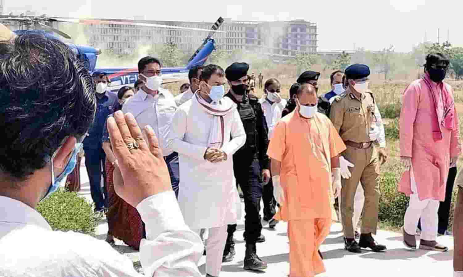 नोएडा पहुंचे सीएम योगी आदित्यनाथ, बोले गांवों में संक्रमण रोकना हमारा लक्ष्य