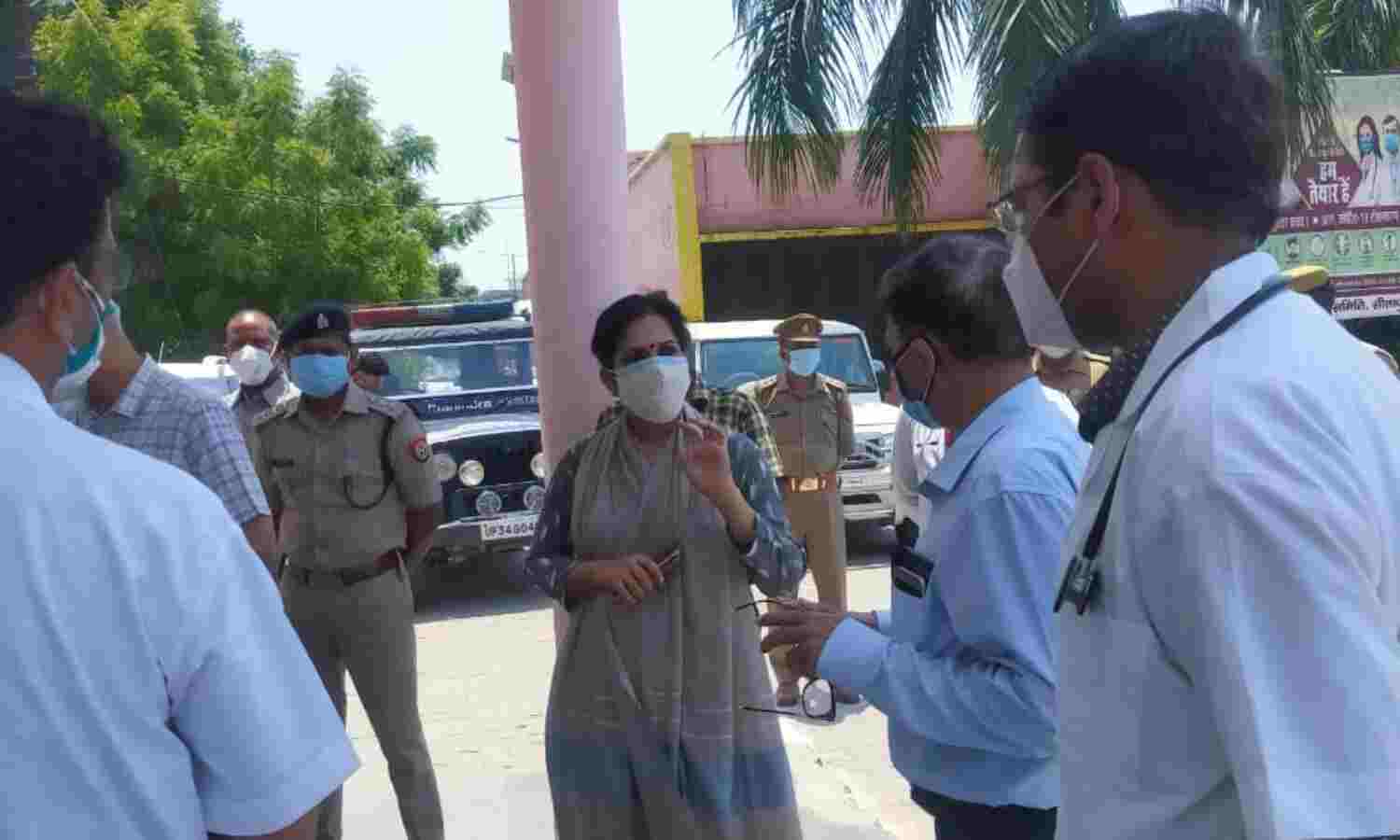 सीतापुर: नोडल अधिकारी ने किया कंटेनमेंट जोन का निरीक्षण सीतापुर: नोडल अधिकारी ने किया कंटेनमेंट जोन का निरीक्षण