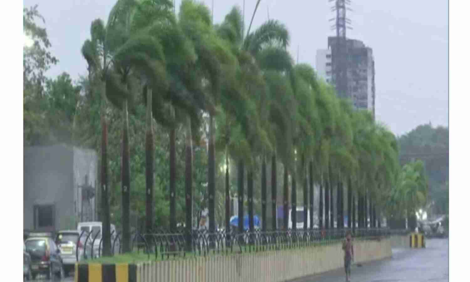 ताउते का असर : मुंबई में भारी बारिश से निचले इलाकों में भरा पानी, रायगढ़ में 447 घर गिरे ताउते का असर : मुंबई में भारी बारिश से निचले इलाकों में भरा पानी, रायगढ़ में 447 घर गिरे