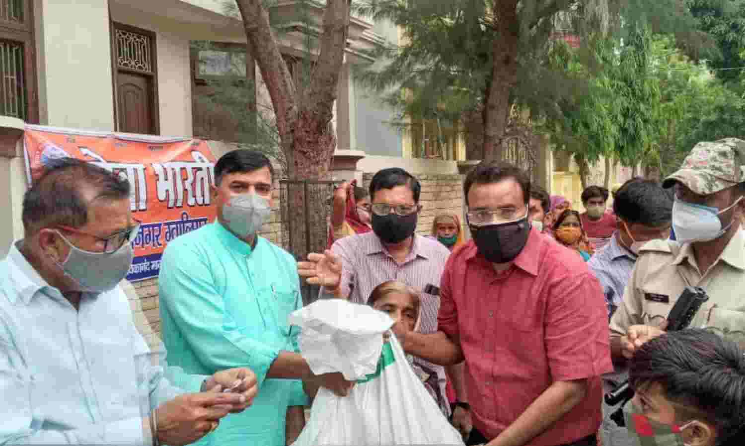 सेवा भारती ने महलगांव में 150 निर्धन परिवारों को बांटी खाद्यान्न किट