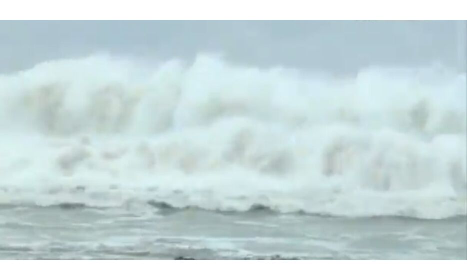 गुजरात तट से टकराया ताऊ ते तूफान, 130 किमी प्रतिघंटे की रफ्तार से चली हवाएं गुजरात तट से टकराया ताऊ ते तूफान, 130 किमी प्रतिघंटे की रफ्तार से चली हवाएं