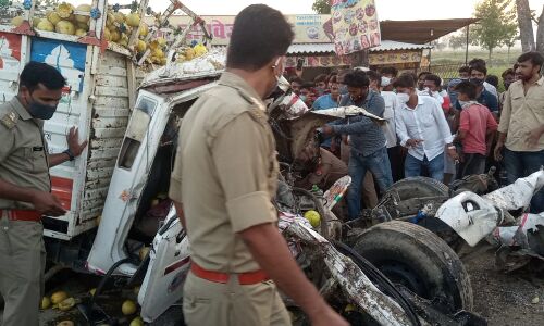 बहराइच: तेज रफ्तार पिकअप ट्रक में घुसी, दो की मौत