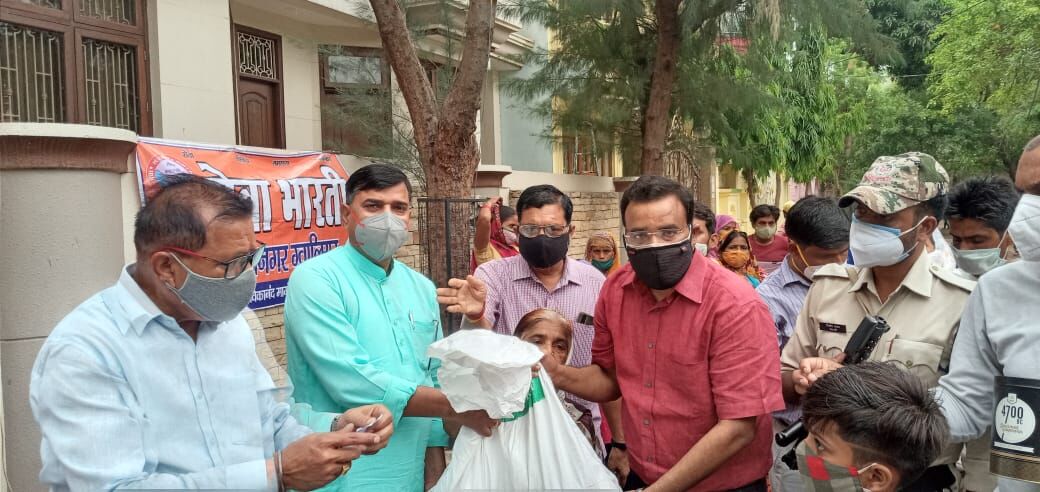 सेवा भारती ने महलगांव में 150 निर्धन परिवारों को बांटी खाद्यान्न किट