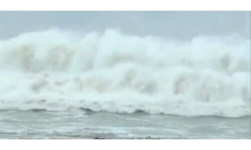 गुजरात तट से टकराया ताऊ ते तूफान, 130 किमी प्रतिघंटे की रफ्तार से चली हवाएं