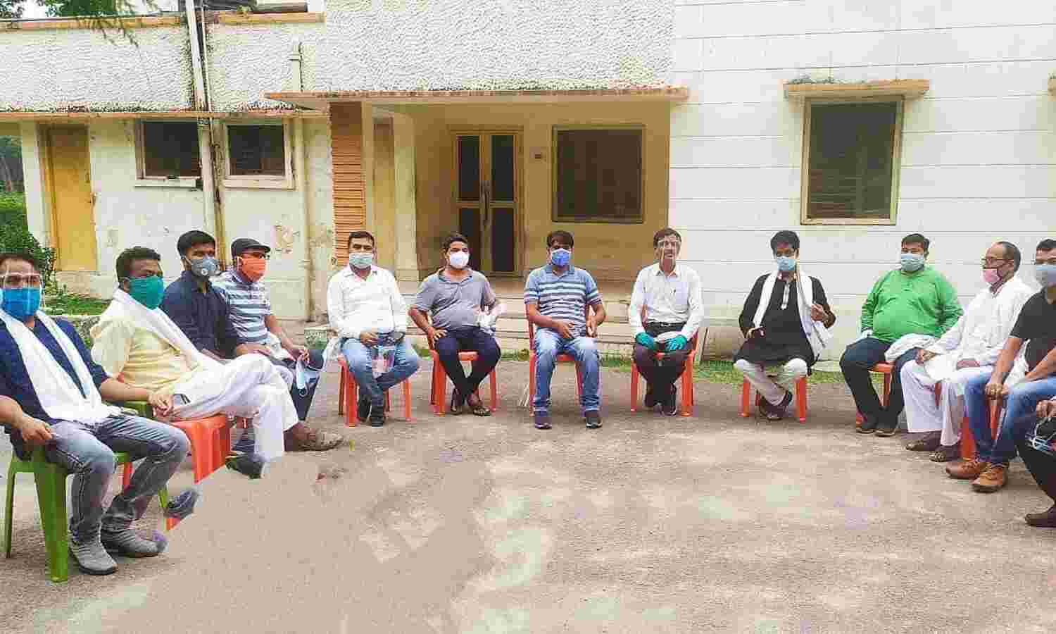 मीडियाकर्मी के साथ हुई मारपीट का वीडियो हुआ वायरल, बढ़नी के पत्रकारों ने की घटना की कड़ी निंदा