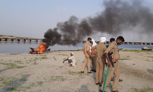 बलिया: पुलिस ने टॉयर और पेट्रोल के सहारे किया शव का अंतिम संस्कार, 5 सिपाही सस्पेंड