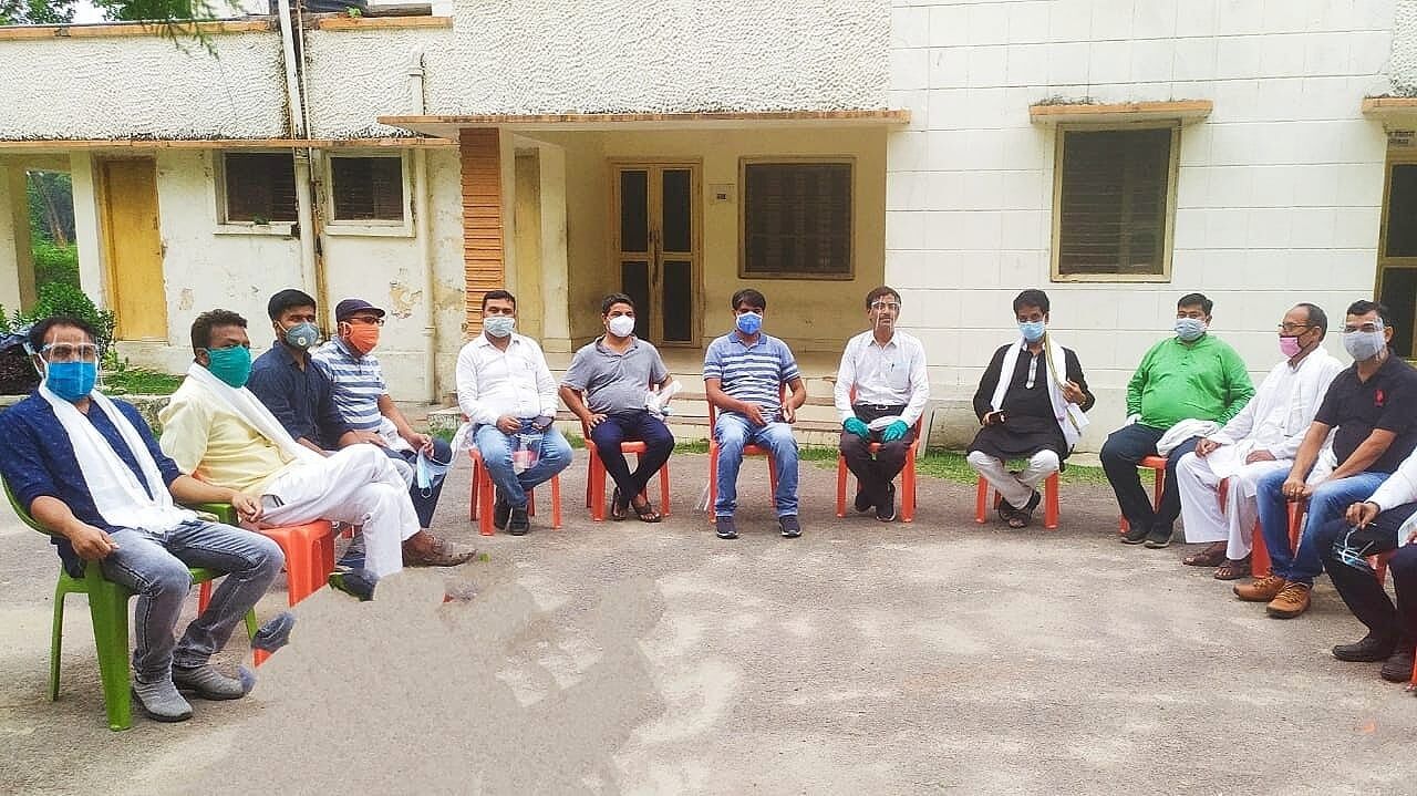 मीडियाकर्मी के साथ हुई मारपीट का वीडियो हुआ वायरल, बढ़नी के पत्रकारों ने की घटना की कड़ी निंदा